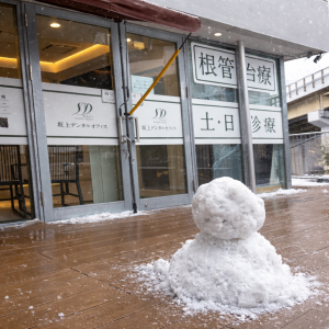坂上デンタルオフィスの入口前に作った雪だるまの写真